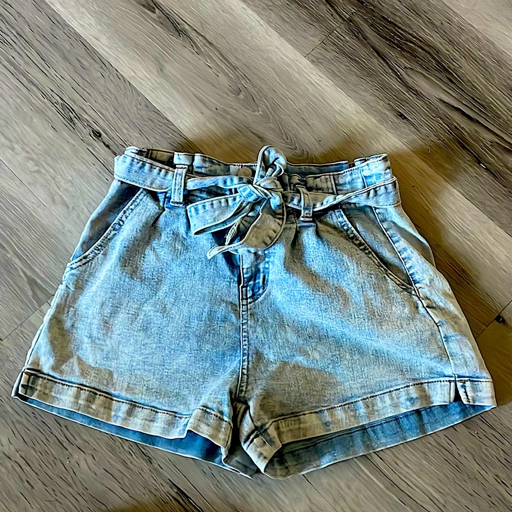 No Boundaries mid waist jean shorts with jean belt
